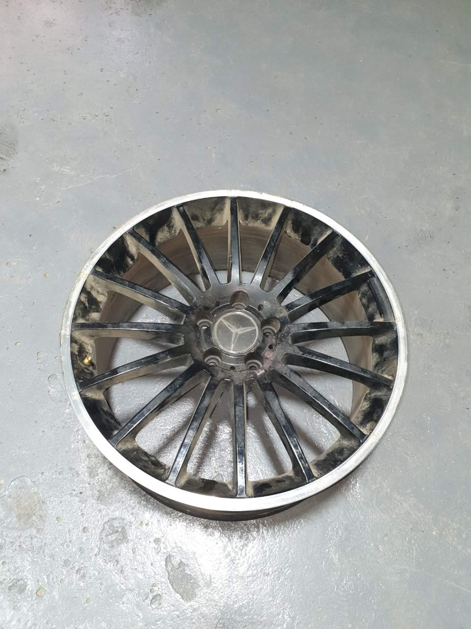 Диск со старой краской и коррозией до обработки